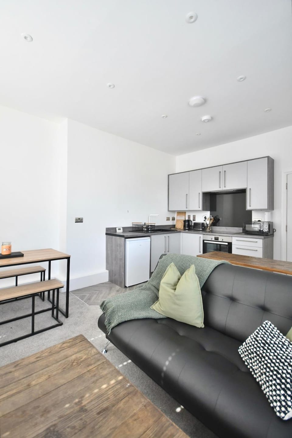 Kitchen or kitchenette, Living room, Seating area, Dining area, oven, pet friendly, stove