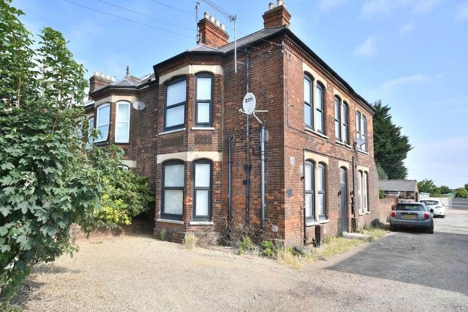 Property building, Street view, Location, Parking