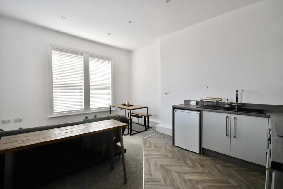Kitchen or kitchenette, Dining area, stove