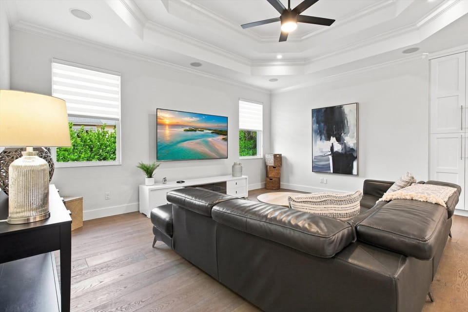 Spacious home with private pool and patio House in North Naples