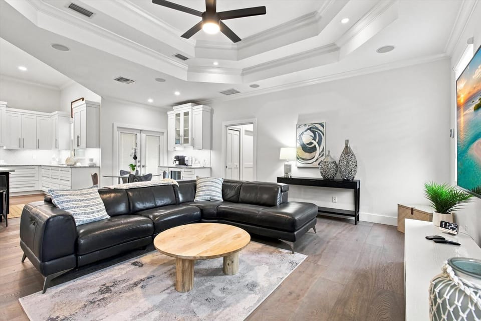 Spacious home with private pool and patio House in North Naples