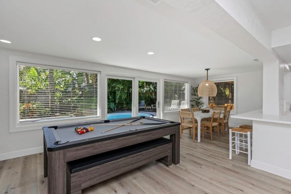 Resort Backyard Heated Pool Pool Table PingPong Villa in Indian Rocks Beach