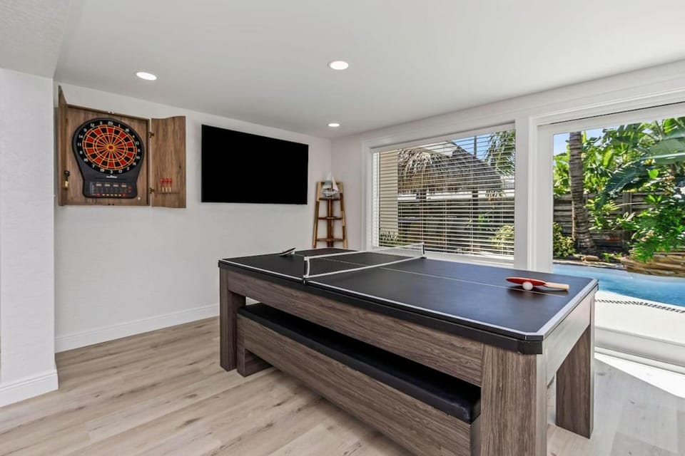 Resort Backyard Heated Pool Pool Table PingPong Villa in Indian Rocks Beach