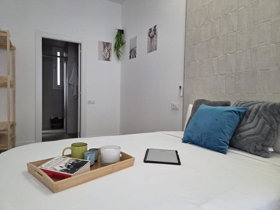 Bed, Photo of the whole room, towels