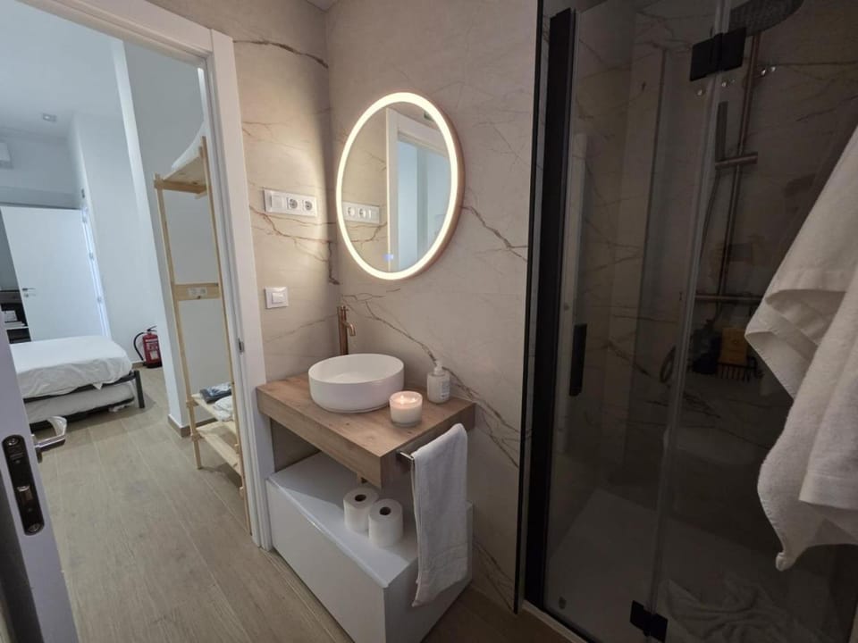 Shower, Toilet, Bathroom, towels