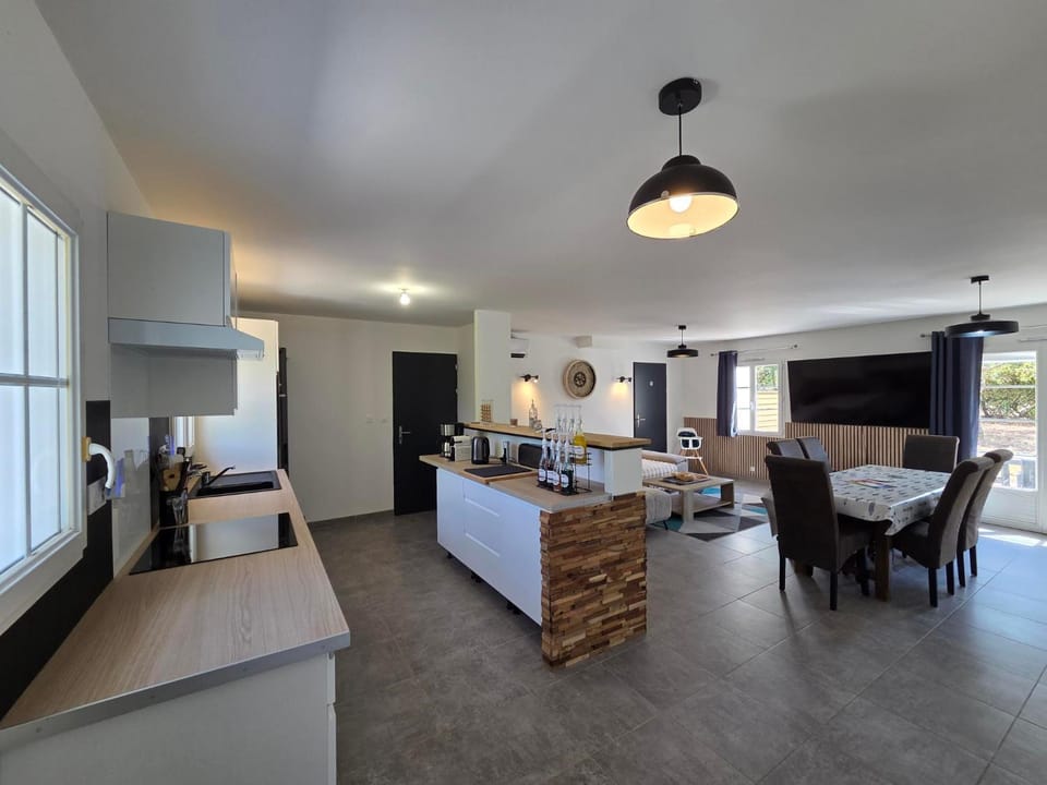 TV and multimedia, Kitchen or kitchenette, Living room, Seating area, Dining area, stove