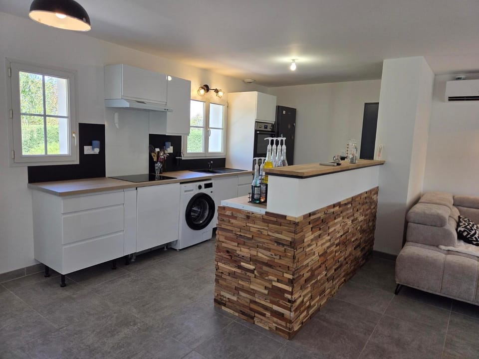Kitchen or kitchenette, oven, washing machine