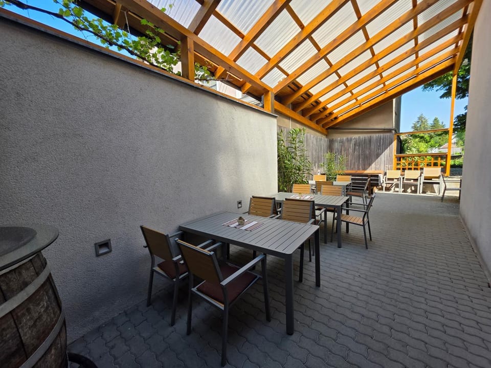 Patio, Restaurant/places to eat, Day, Banquet/Function facilities, Seating area, Dining area