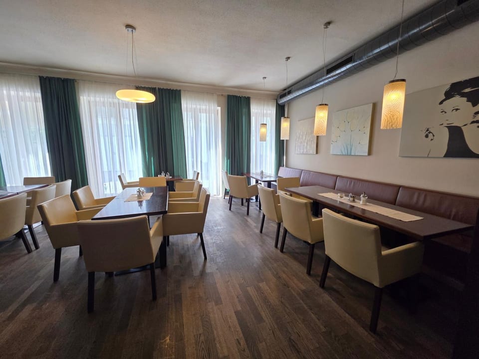 Restaurant/places to eat, Banquet/Function facilities, Seating area