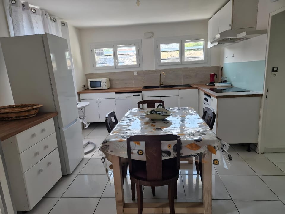 Kitchen or kitchenette, Living room