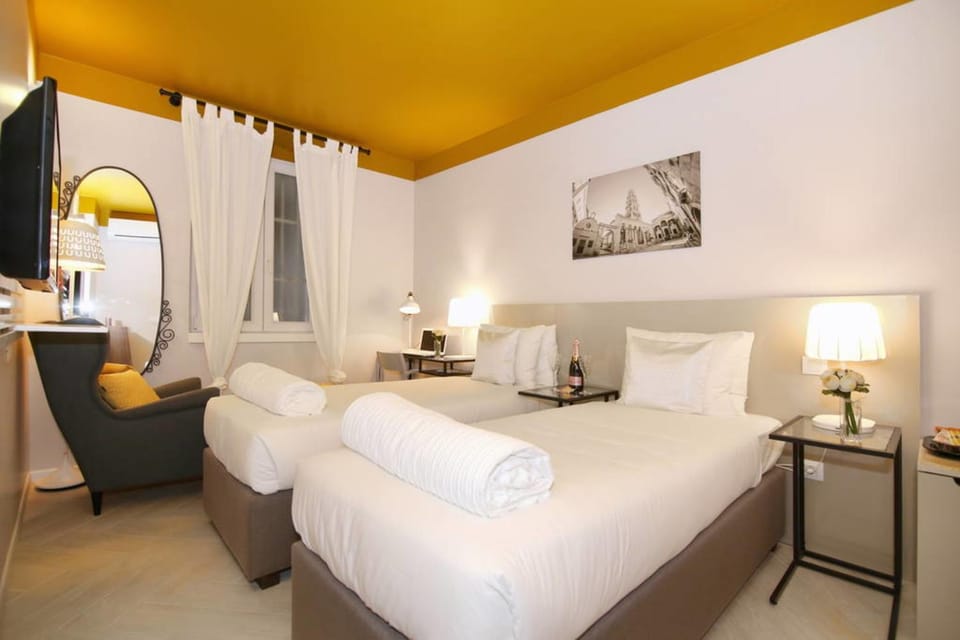 Bed, TV and multimedia, Photo of the whole room, Seating area, Bedroom