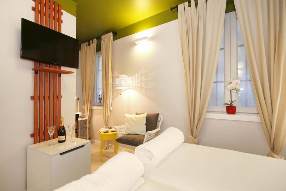 Bed, TV and multimedia, Seating area, Bedroom