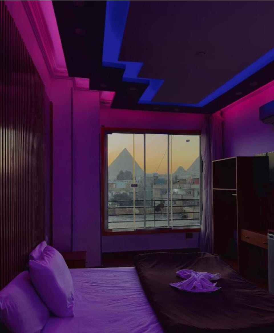 Bed, TV and multimedia, Photo of the whole room, Bedroom, Mountain view