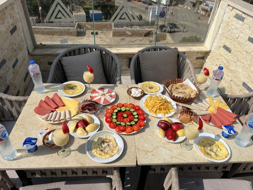 Food and drinks, Food, Breakfast, Continental breakfast, Buffet breakfast, Lunch, Dinner, Drinks