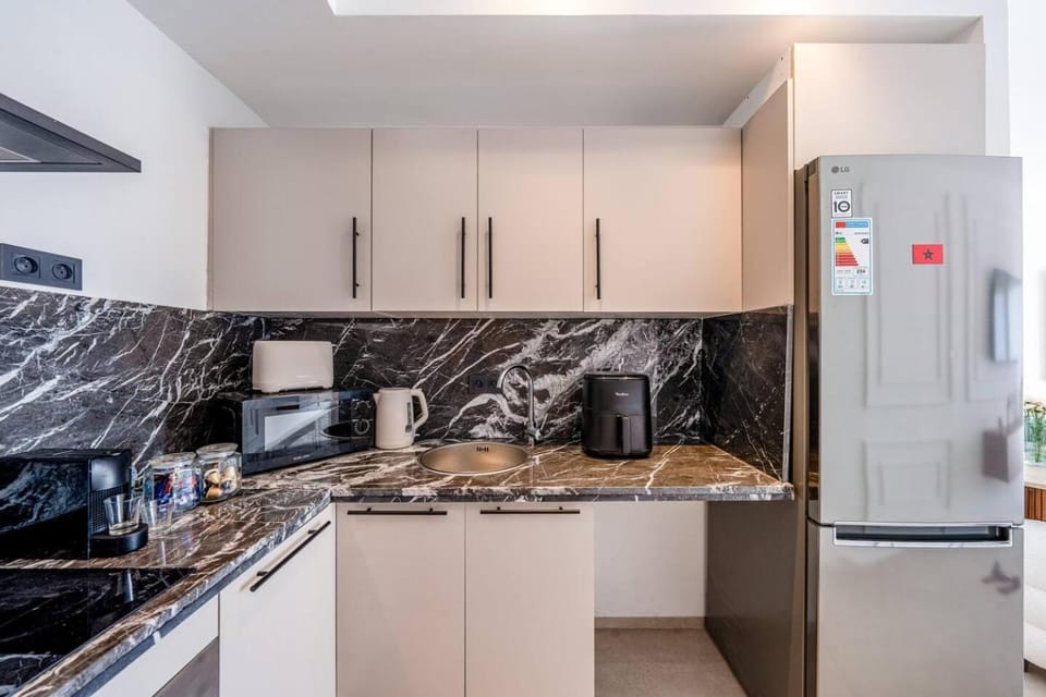 Coffee/tea facilities, Kitchen or kitchenette, microwave, oven, stove