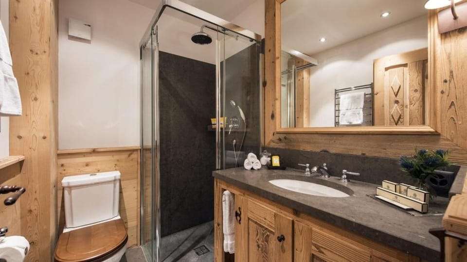 Cozy Mountain Apartment with Free Private Parking WiFi Apartment in Tromso