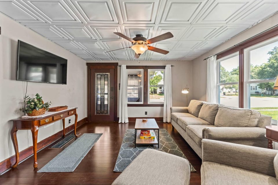 Sleeps 5 2BR 2BA 5 mins walk to ISU House in Ames