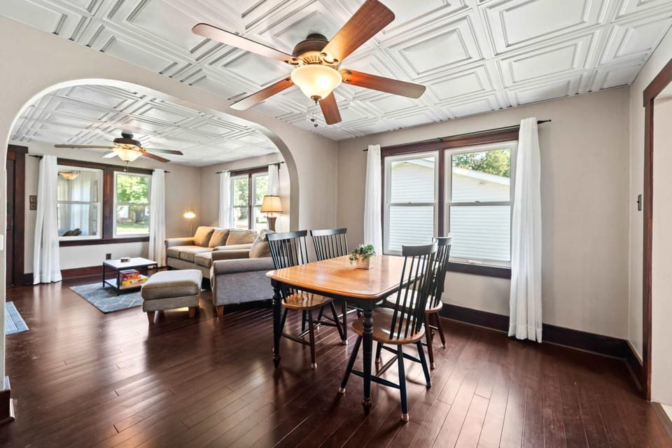Sleeps 5 2BR 2BA 5 mins walk to ISU House in Ames