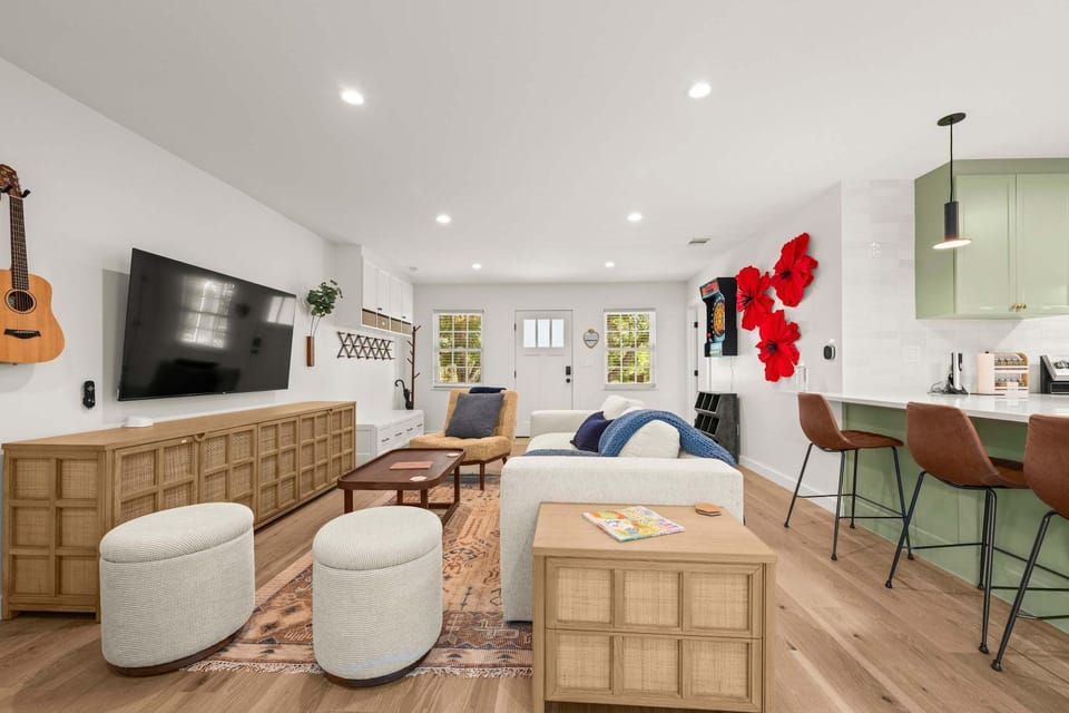 Cozy Chic House Pet-Friendly Sleeps 11 House in Georgetown