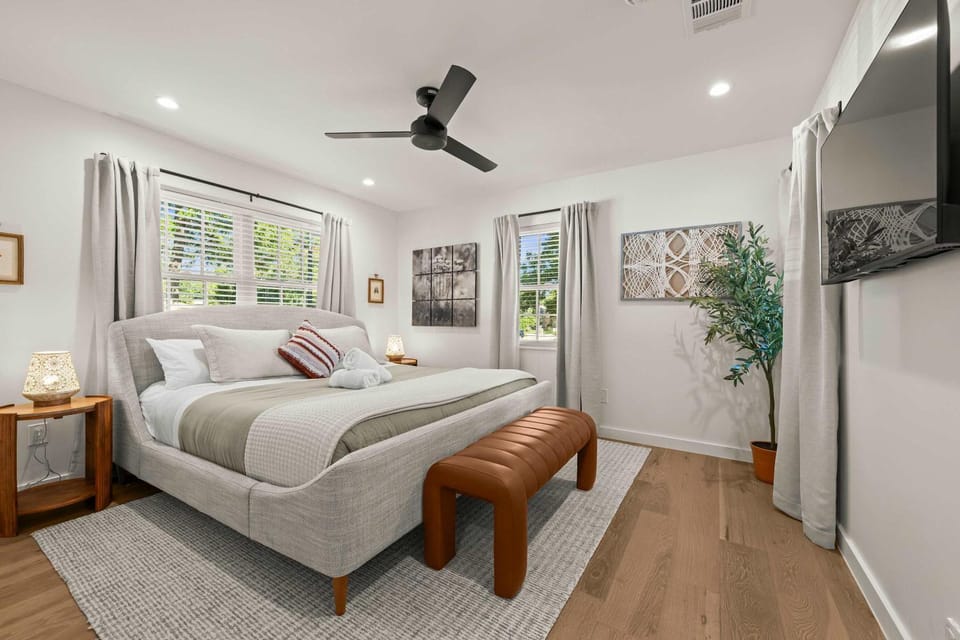 Cozy Chic House Pet-Friendly Sleeps 11 House in Georgetown