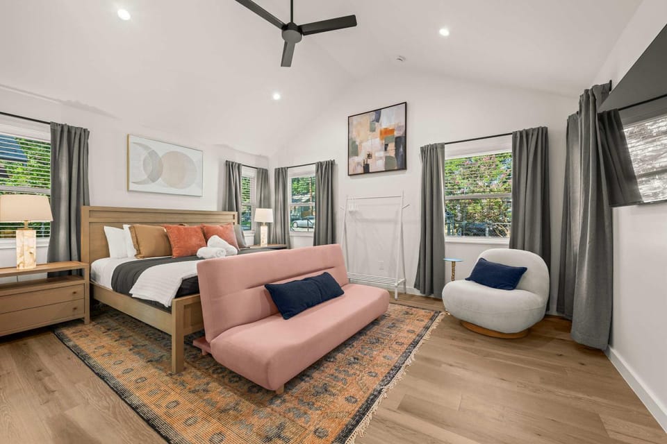 Cozy Chic House Pet-Friendly Sleeps 11 House in Georgetown
