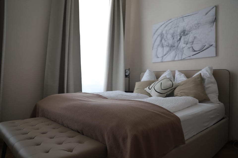 Charming Heritage Apartment - 5 Minutes to AKH and Metro U6 Apartment in Vienna