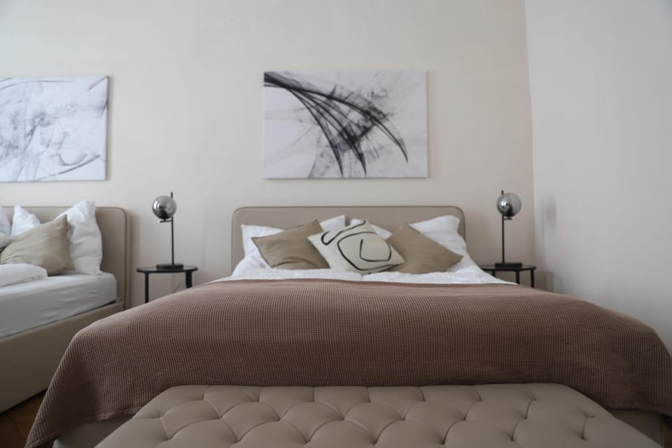 Charming Heritage Apartment - 5 Minutes to AKH and Metro U6 Apartment in Vienna