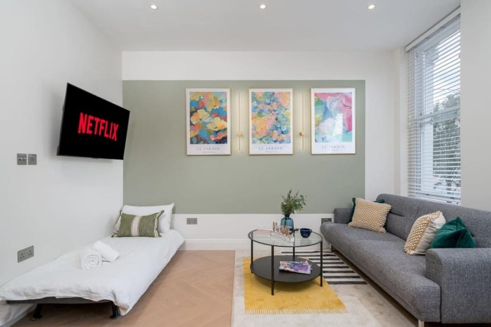 Modern Refurbished 2-Bedroom Flat in Maida Vale Sleeps 5 Perfect for Families & Teams Apartment in City of Westminster