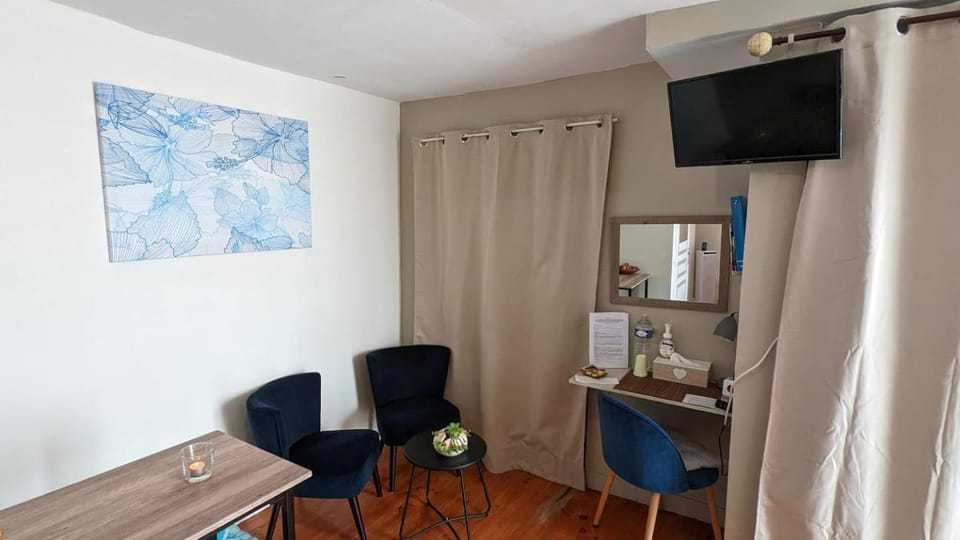 TV and multimedia, Seating area, Dining area