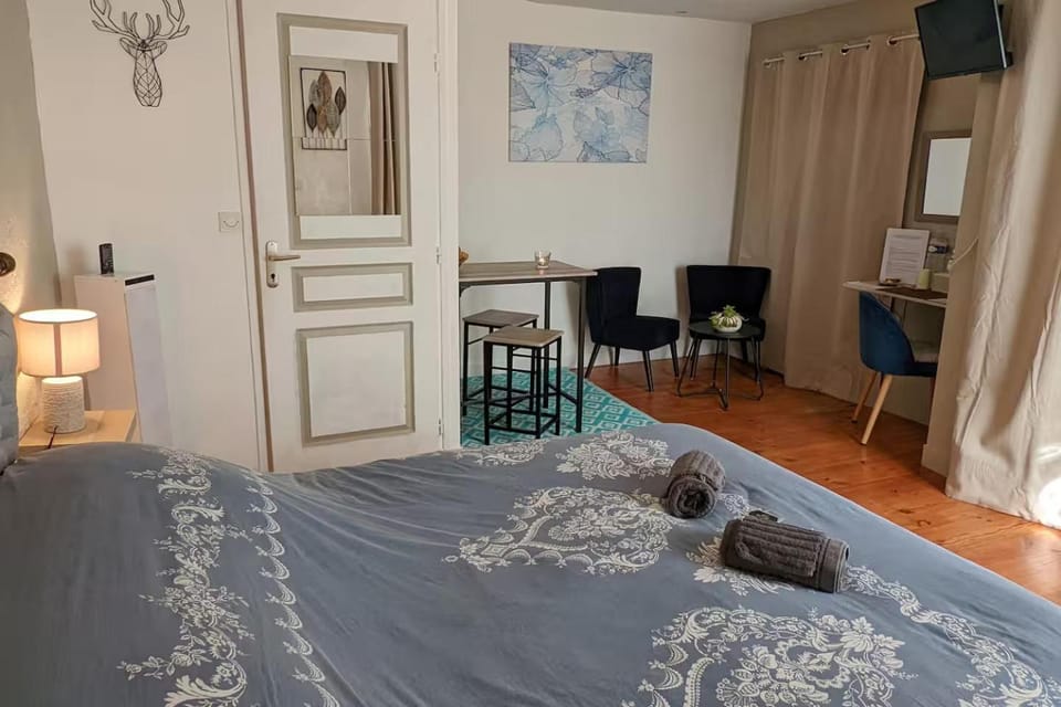 Photo of the whole room, Bedroom