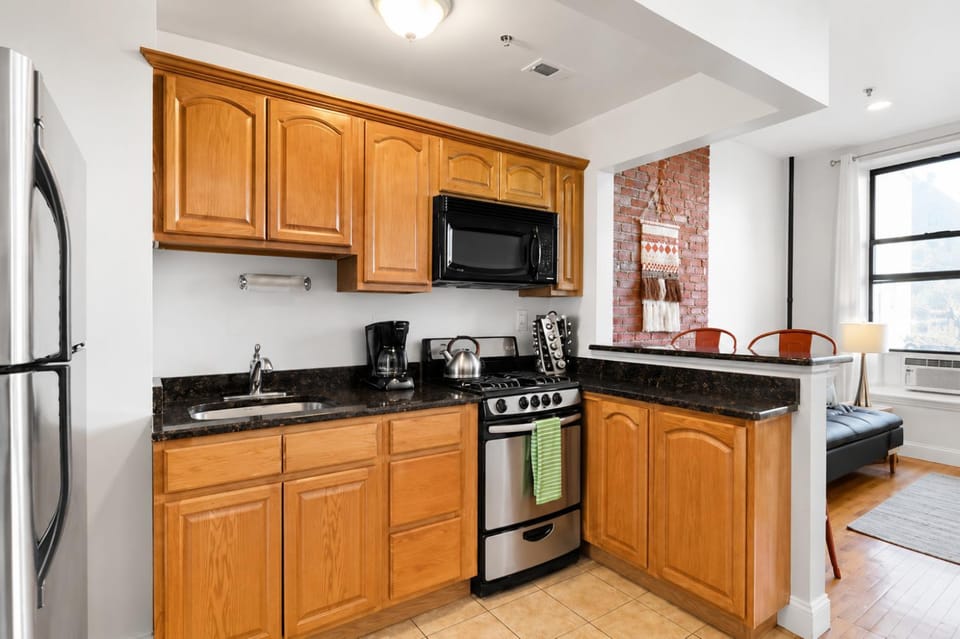 Coffee/tea facilities, Kitchen or kitchenette, dishwasher, oven, stove, toaster