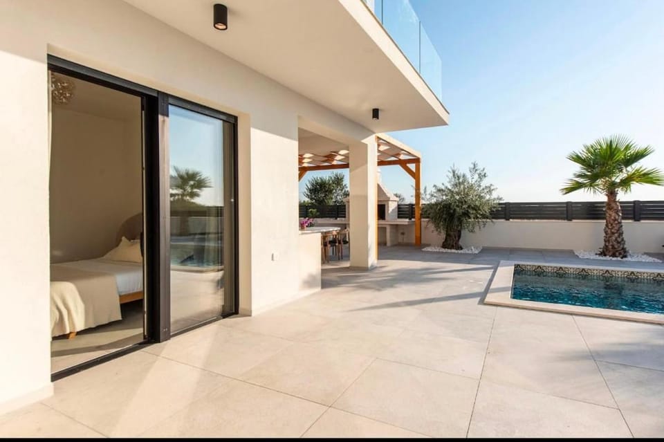 Mi Casa - Private Luxury Villa, Heated Pool-Jacuzzi Villa in Zadar County
