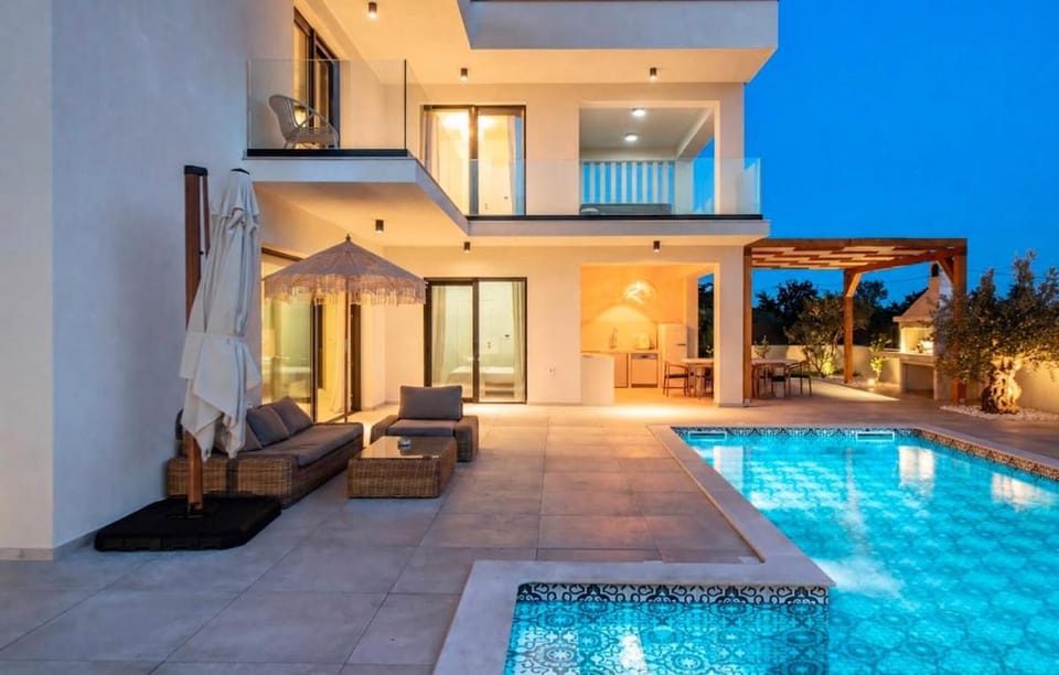 Mi Casa - Private Luxury Villa, Heated Pool-Jacuzzi Villa in Zadar County