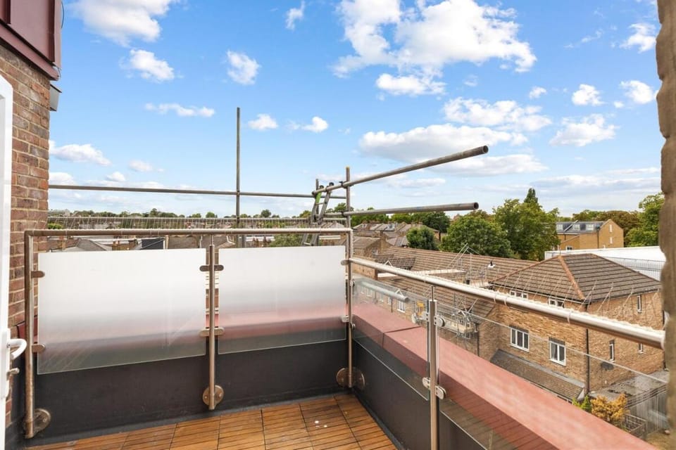 Stylish Stay Near Brockwell Park & Brixton Apartment in London