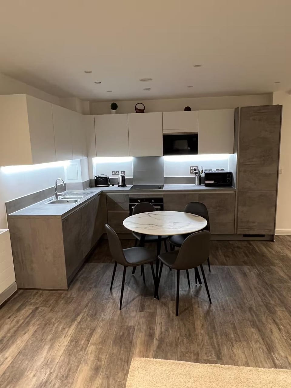 Kitchen or kitchenette, Dining area