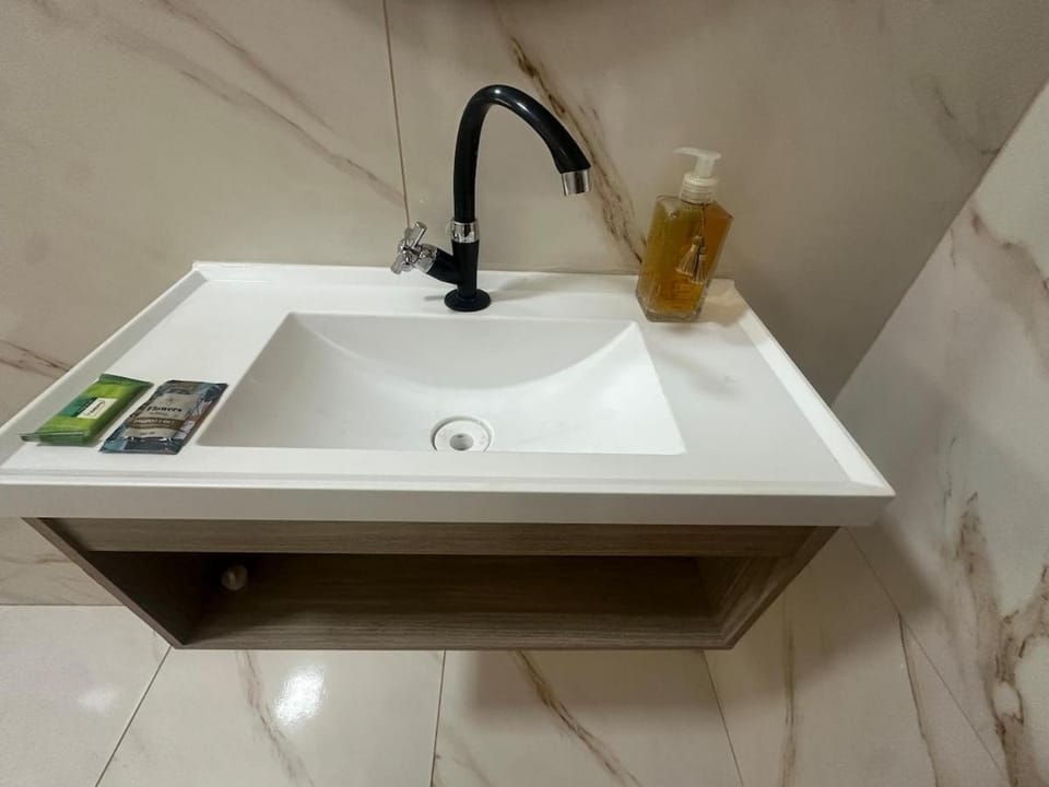 Quarto kitnet n 03 completo, banheiro, cozinha e garagem Apartment in State of Mato Grosso do Sul, Brazil