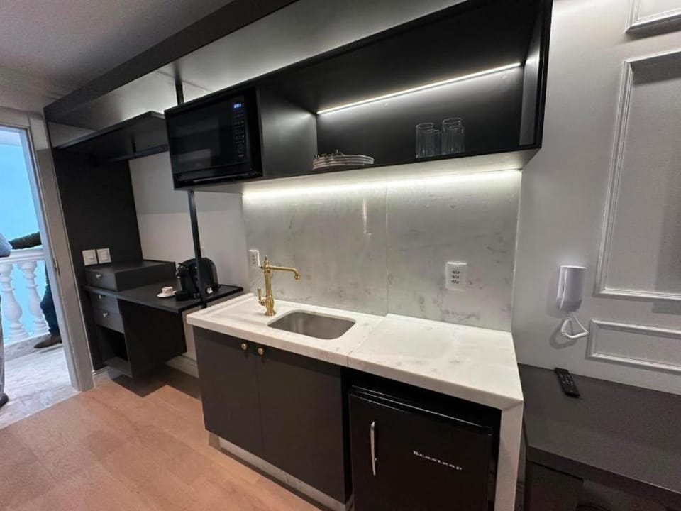Kitchen or kitchenette, minibar, oven, stove
