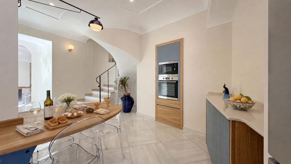 Kitchen or kitchenette, dishwasher, oven