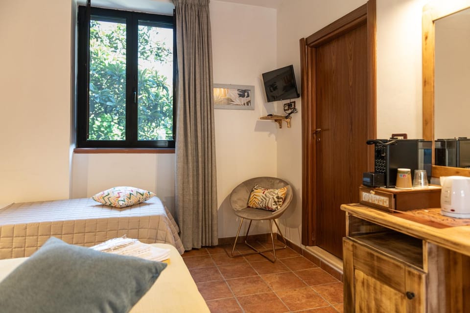 TV and multimedia, Coffee/tea facilities, Photo of the whole room, Bedroom, minibar, towels