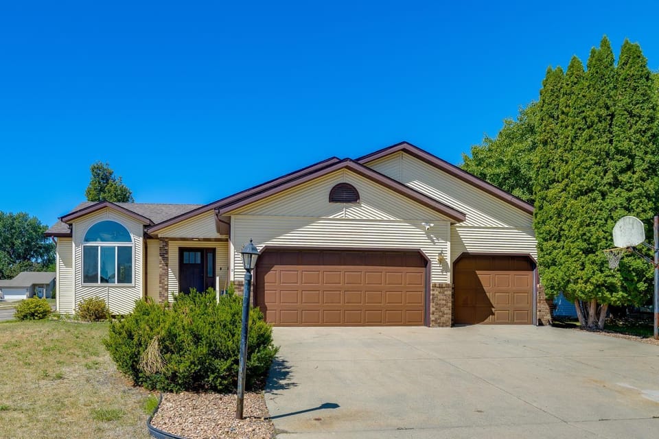5BR Home Close to Moorhead Home & Fargo House in Moorhead