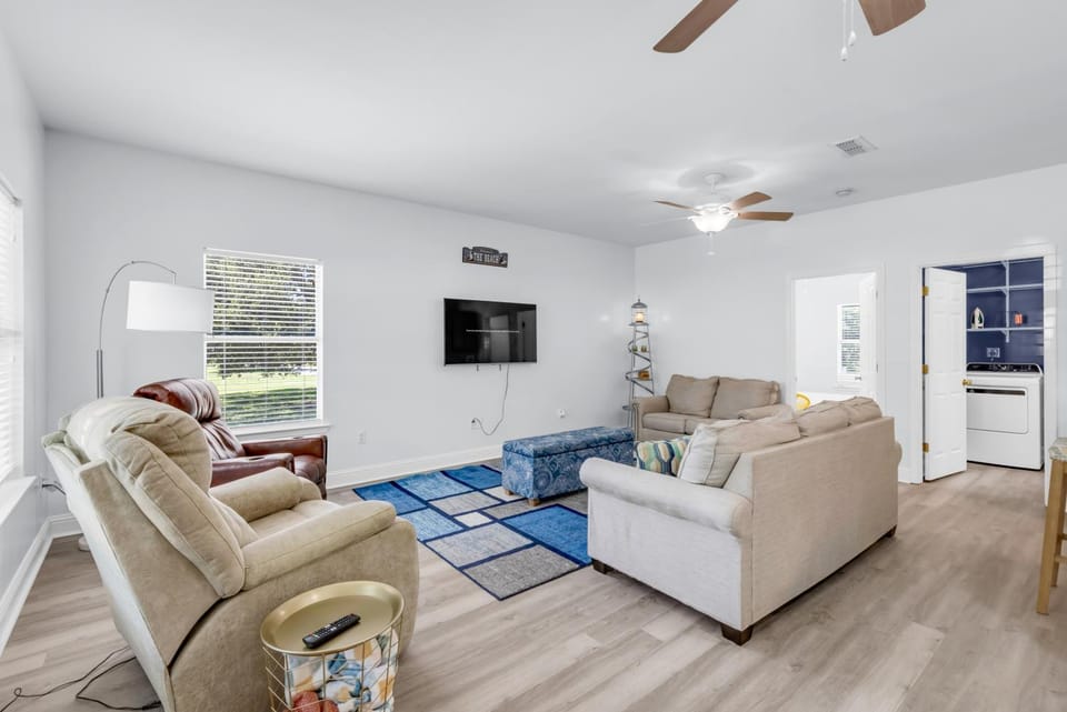 Communal lounge/ TV room, TV and multimedia, Living room, Seating area, Evening entertainment