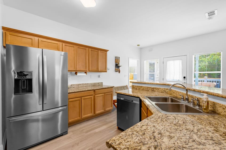 Kitchen or kitchenette, oven, pet friendly, stove, toaster