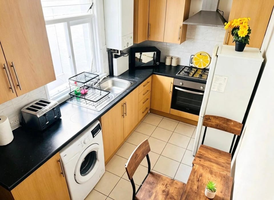 Kitchen or kitchenette, Dining area, oven, washing machine