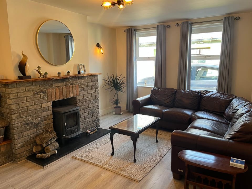 Living room, Seating area, fireplace