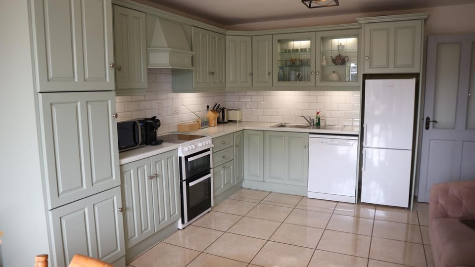 Kitchen or kitchenette, storage