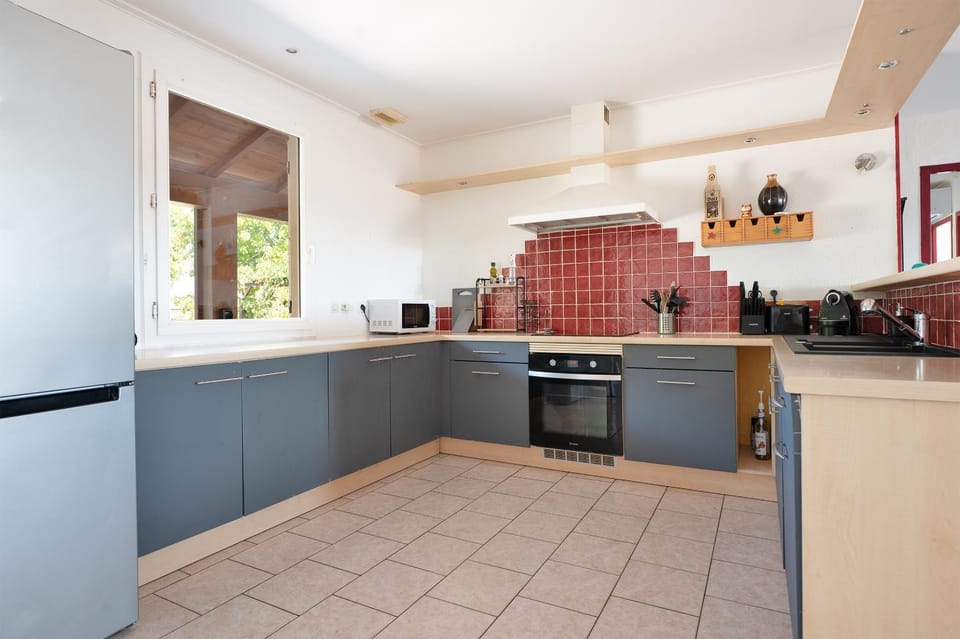 Kitchen or kitchenette, dishwasher, oven, stove