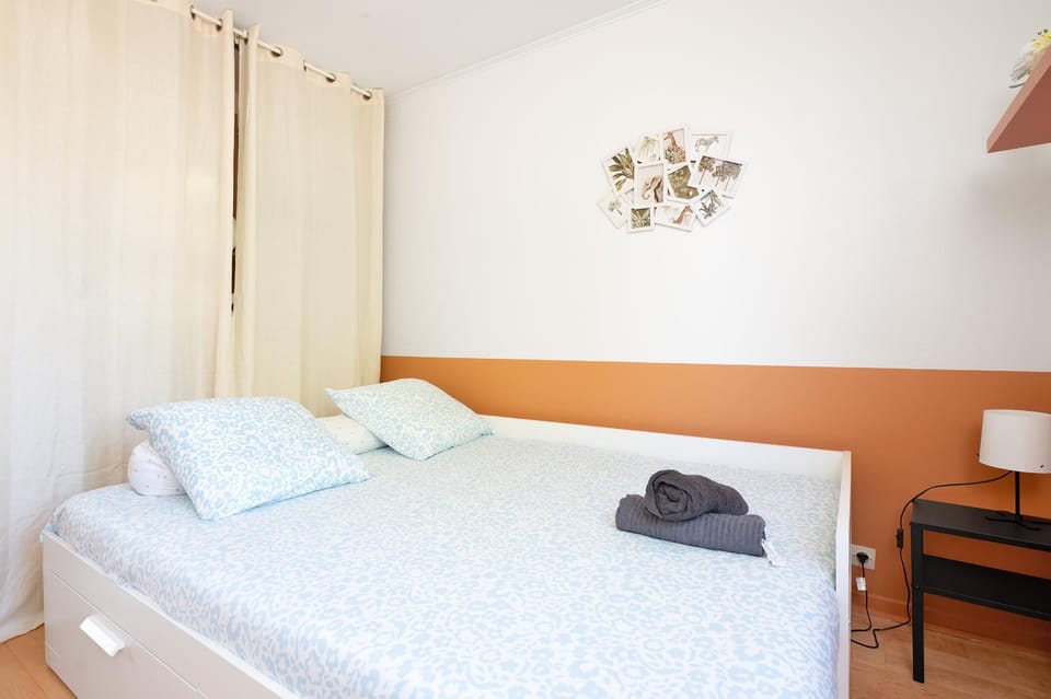 Bed, Photo of the whole room, Bedroom, towels