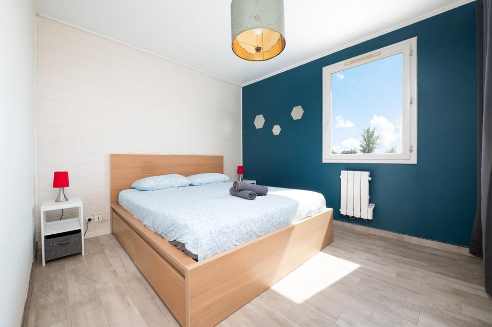 Bed, Photo of the whole room, Bedroom, towels
