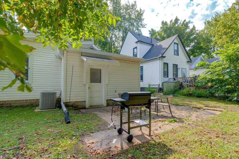 Cozy 3-Bedroom Home close to ISU & IWU, Sleeps 6 House in Bloomington