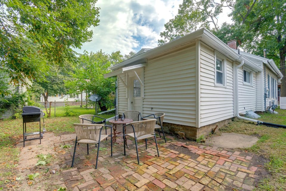 Cozy 3-Bedroom Home close to ISU & IWU, Sleeps 6 House in Bloomington